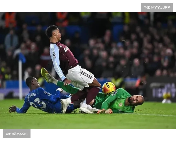 特写：点球被扑后，阿斯顿维拉前锋沃特金斯仰天长叹
